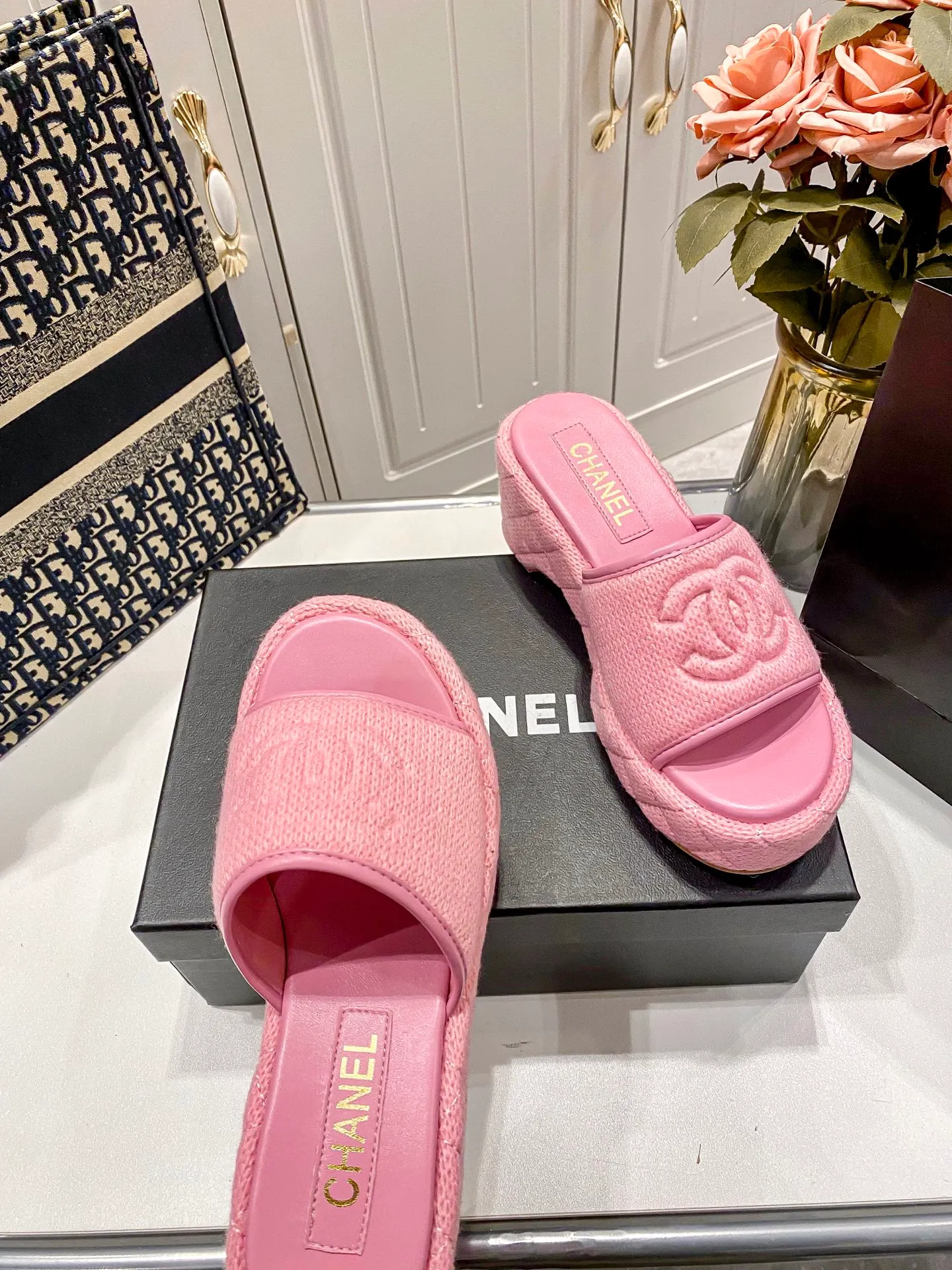 👟👟Ex-factory price 460👟👟Chanel 25C new early spring thick-soled slippers!  Top version! Early release. Thick sole design. 5cm heel height. Makes your legs longer in seconds. Original custom linen for the upper. Sheepskin for foot pads. Original genuine leather outsole. Size: 34-41. Customized. Non-returnable and non-exchangeable.